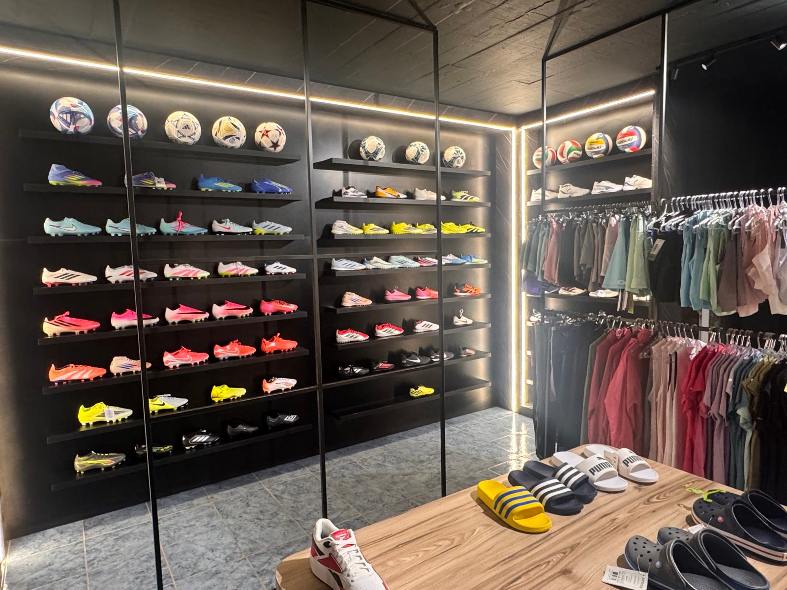 Indumentaria deportiva colgada en el local