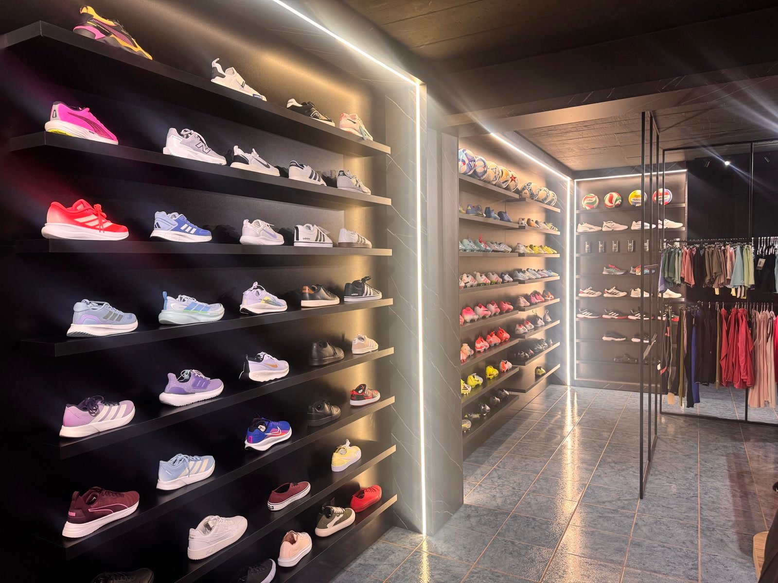 Pared de zapatillas deportivas y urbanas